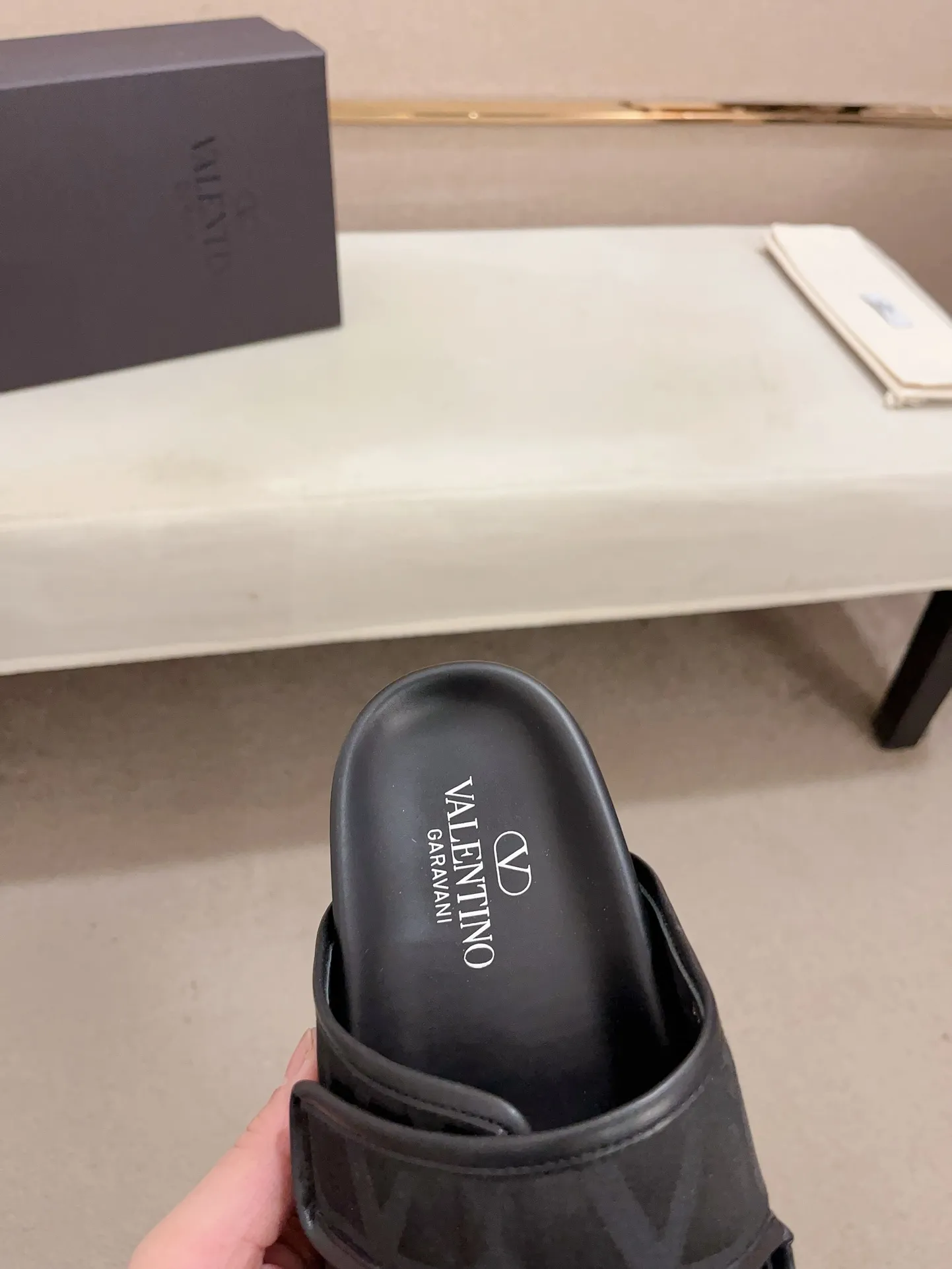 Men's shoes💰: 440💰High version, couple style👩‍❤️‍👨[Valentino] New boutique slippers, counter quality, classic plaid, the actual workmanship is quite complex🔰The upper is made of imported canvas fabric➕🐑Sheepskin lining, which tests the craftsman's craftsmanship➕original PU outsole. Size: 35-45